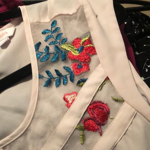 Pink top with floral detail - Picture 3 of 4